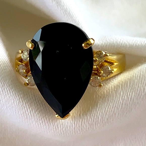 10 KARAT GOLD, DIAMOND, and PEAR SHAPED ONYX RING - Picture 1 of 7
